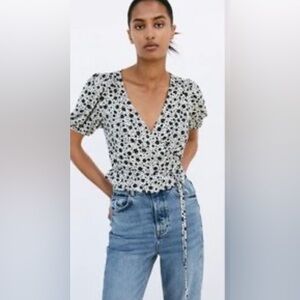 ZARA FLORAL black and white PRINT WRAP TOP puffed short sleeves